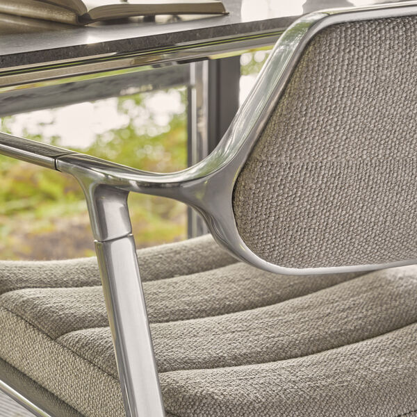 VIPP453 Swivel+ Stuhl mit Rollen, dunkler Sand/poliertes Aluminium, Vipp