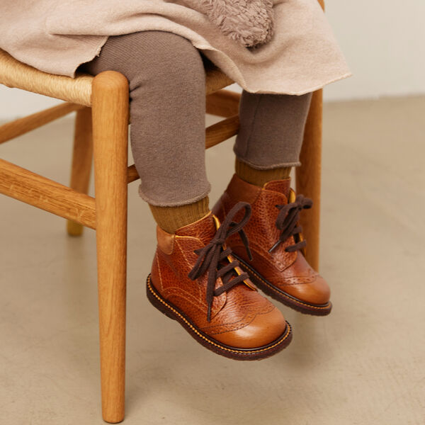 Klassischer Schn&uuml;rschuh mit Brogue-Details, Cognac, ANGULUS