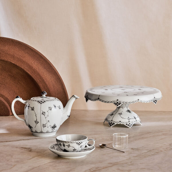 Musselmalet Schwarz Halbspitze Platte auf Fu&szlig; &Oslash; 33 cm, Royal Copenhagen