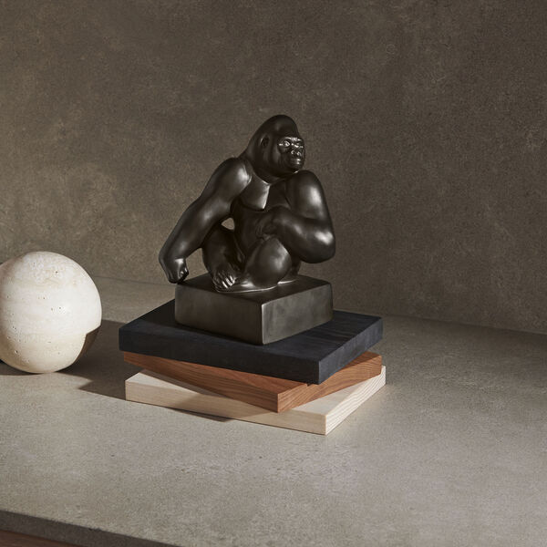 Gorillafigur mit dem Kinn auf der Schulter ruhend, Royal Copenhagen