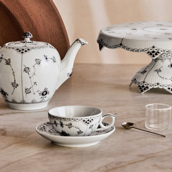 Schwarze Musselmalet-Halbspitze-Tasse mit Untertasse, 20 cl, Royal Copenhagen