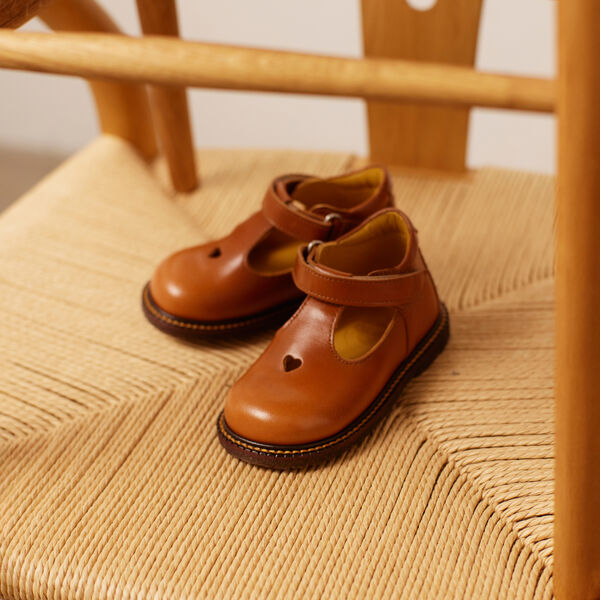 Klassischer Hausschuh mit Herzmotiv, Cognac, ANGULUS