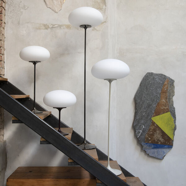 Stemlite Tischlampe, schwarz-rot, GUBI