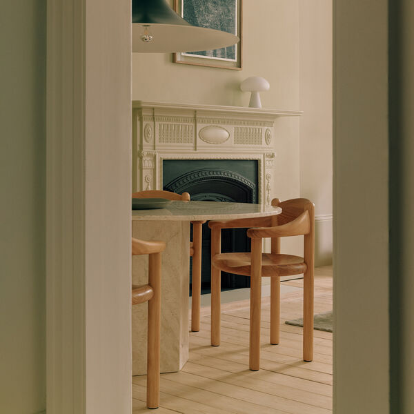 Daumiller Esszimmer-Armlehnstuhl, goldene Kiefer, GUBI