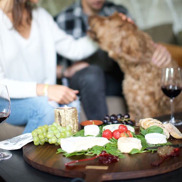 Serving board round, walnut, Dutchdeluxes