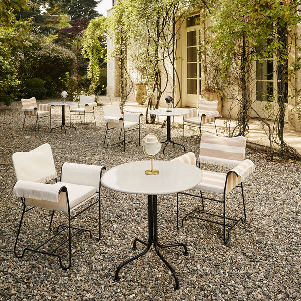 Carmel Bistro-Esstisch f&uuml;r den Au&szlig;enbereich, mattes Muschelwei&szlig;, GUBI