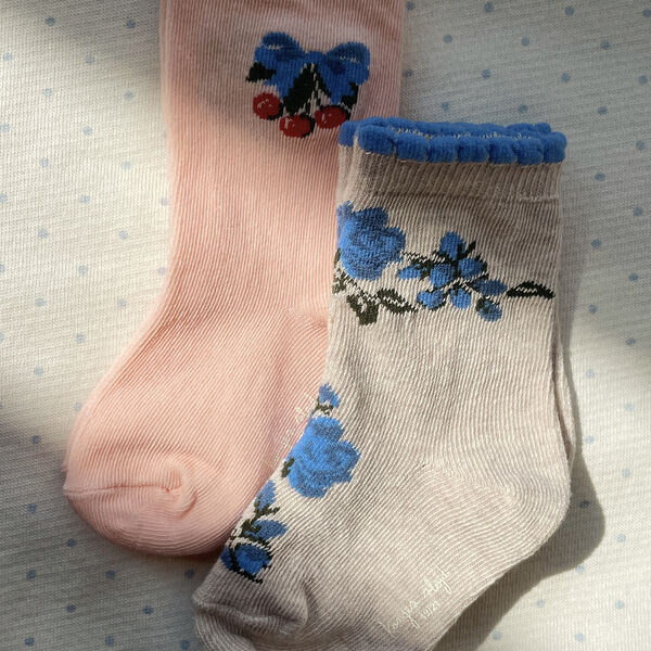 2er-Pack Jacquard-Socken mit Blumen- und Kirschmuster, amarena/tramonto, Konges Sl&oslash;jd