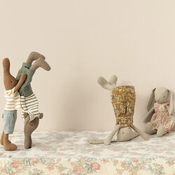 Hase Gr&ouml;&szlig;e 1 mit T‑Shirt und Shorts, schokoladenbraun, Maileg