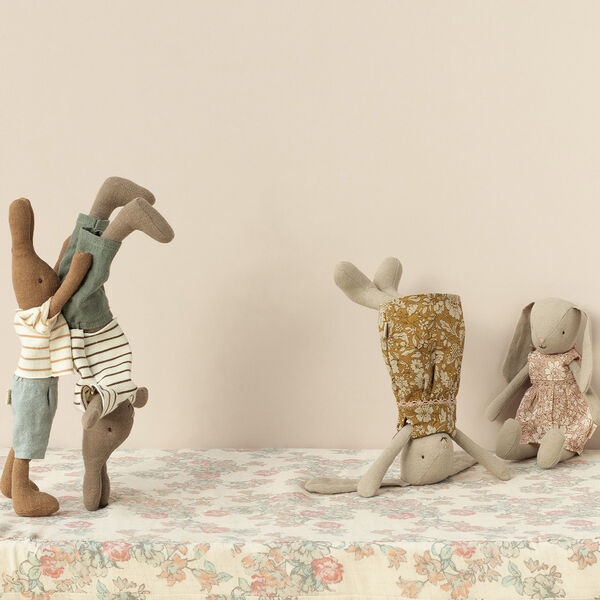 Hase Gr&ouml;&szlig;e 1 mit T‑Shirt und Shorts, schokoladenbraun, Maileg