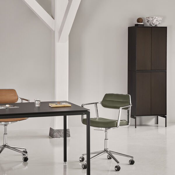 VIPP453 Swivel+-Stuhl mit Rollen, Bosco-Grün/poliertes Aluminium, Vipp