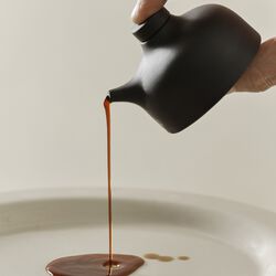 Sandgeheimnisse Sojatopf, schwarzer Ton, Design House Stockholm