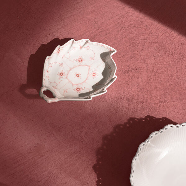 Musselmalet Halbspitze, korallenfarbene blattförmige Platte, 23 cm, Royal Copenhagen