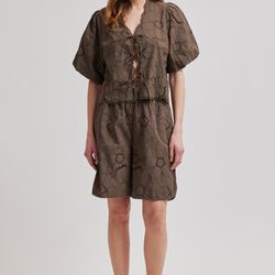 Avrille Shorts, canteen, Second Female