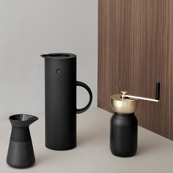 EM77 Vacuum Jug 1 L, soft black, Stelton