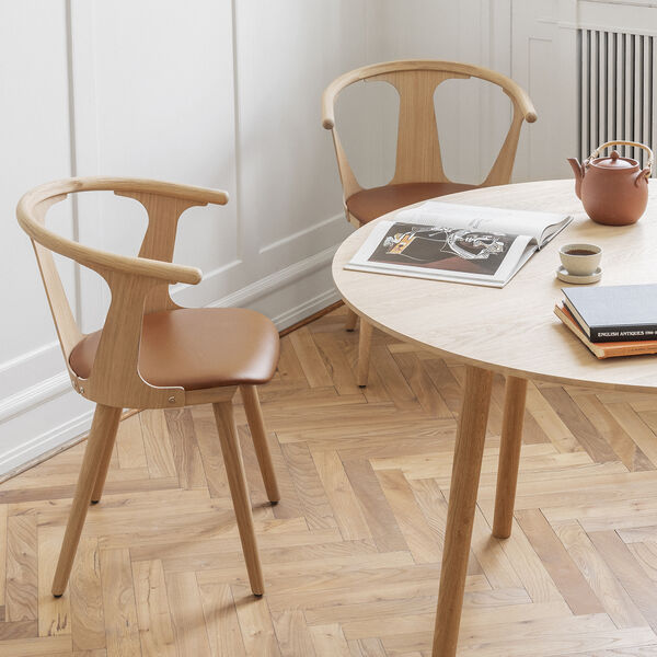 In Between SK2 Chair, oak/cognac, &Tradition