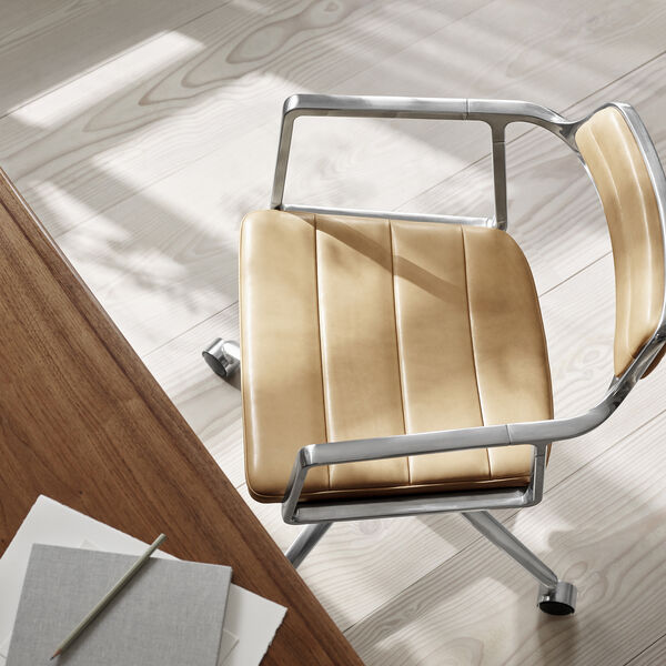 VIPP452 Drehstuhl mit Rollen, Sand/poliertes Aluminium, Vipp