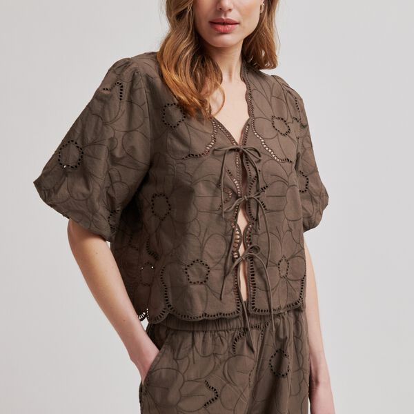 Avrille Shorts, canteen, Second Female