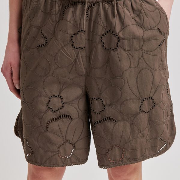 Avrille Shorts, canteen, Second Female