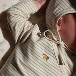 Basic Neugeborenen-Body, tea stripe, Konges Sløjd