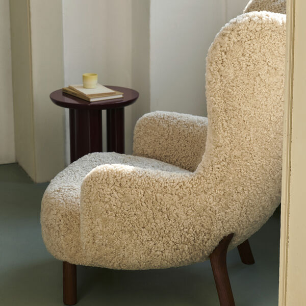 Petra VB3 Lounge Chair, Sheepskin Moonlight/oiled walnut, &Tradition