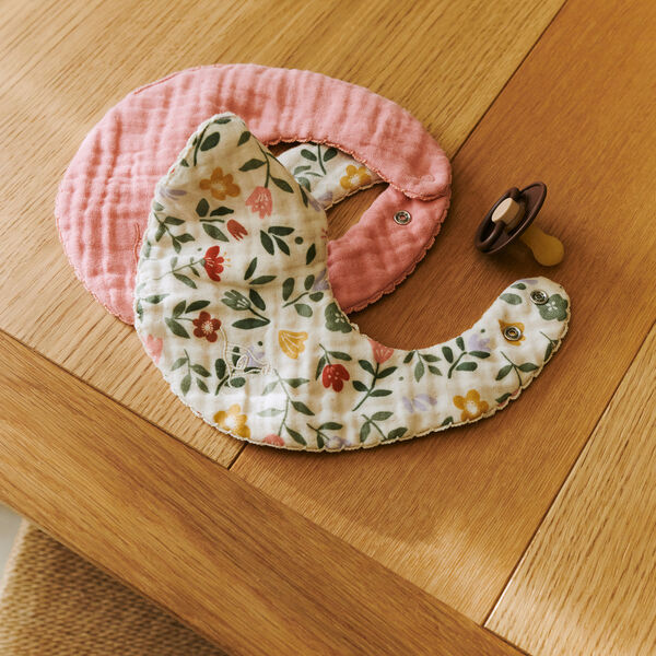 Koa Bib, flower market/blooming rose, Dear April