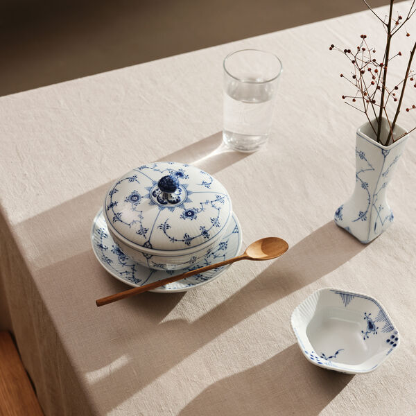 Musselmalet Riflet Schale mit Deckel und Untertasse 38 cl, Royal Copenhagen