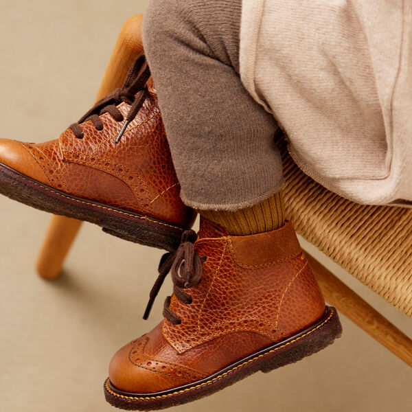 Klassischer Schn&uuml;rschuh mit Brogue-Details, Cognac, ANGULUS