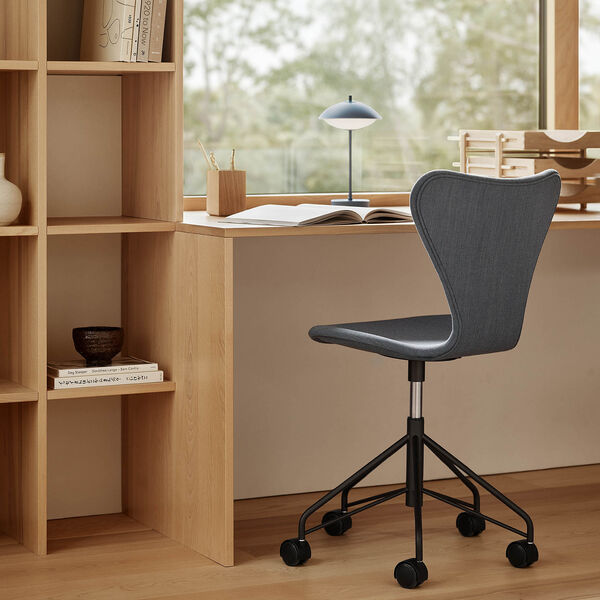 Clam&trade; Portable Lamp, dusk blue, Fritz Hansen